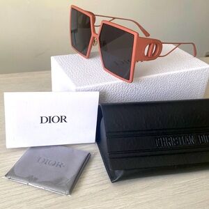 Dior 30Montaigne BNWB
Matte sunglasses
